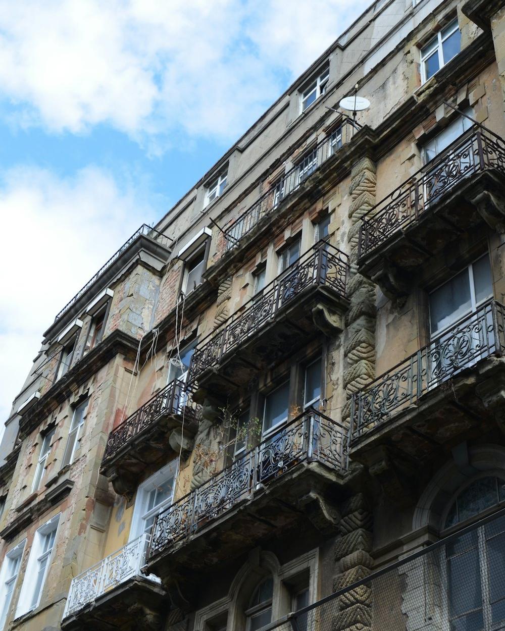 Facciata di un palazzo d'epoca con balconi