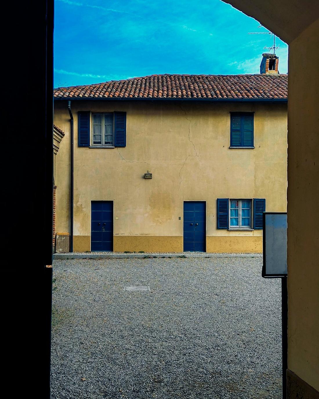 Cortile di una casa lombarda visto da un portone