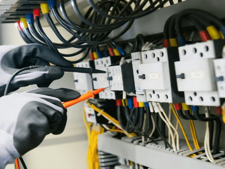 Un elettricista controlla un quadro elettrico