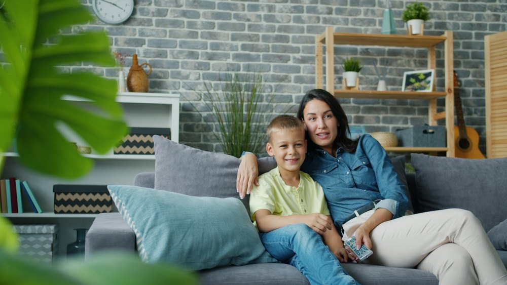 Madre e figlio sul divano di casa