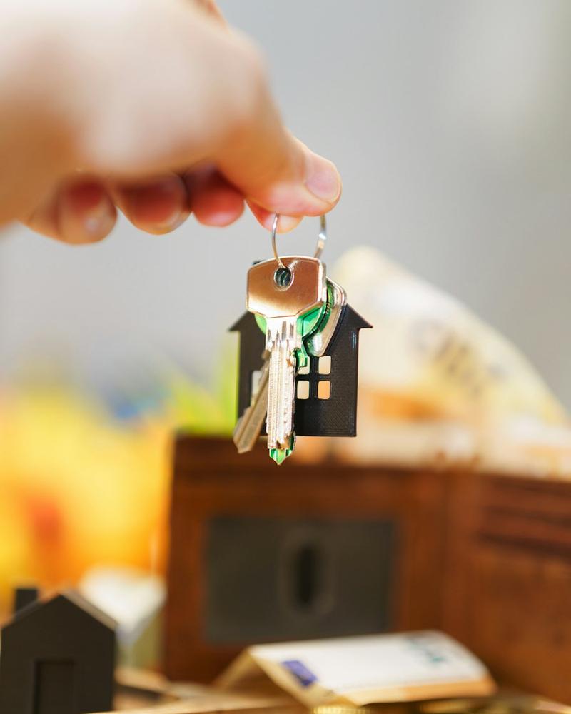 Chiavi di casa con un portachiavi a forma di casa