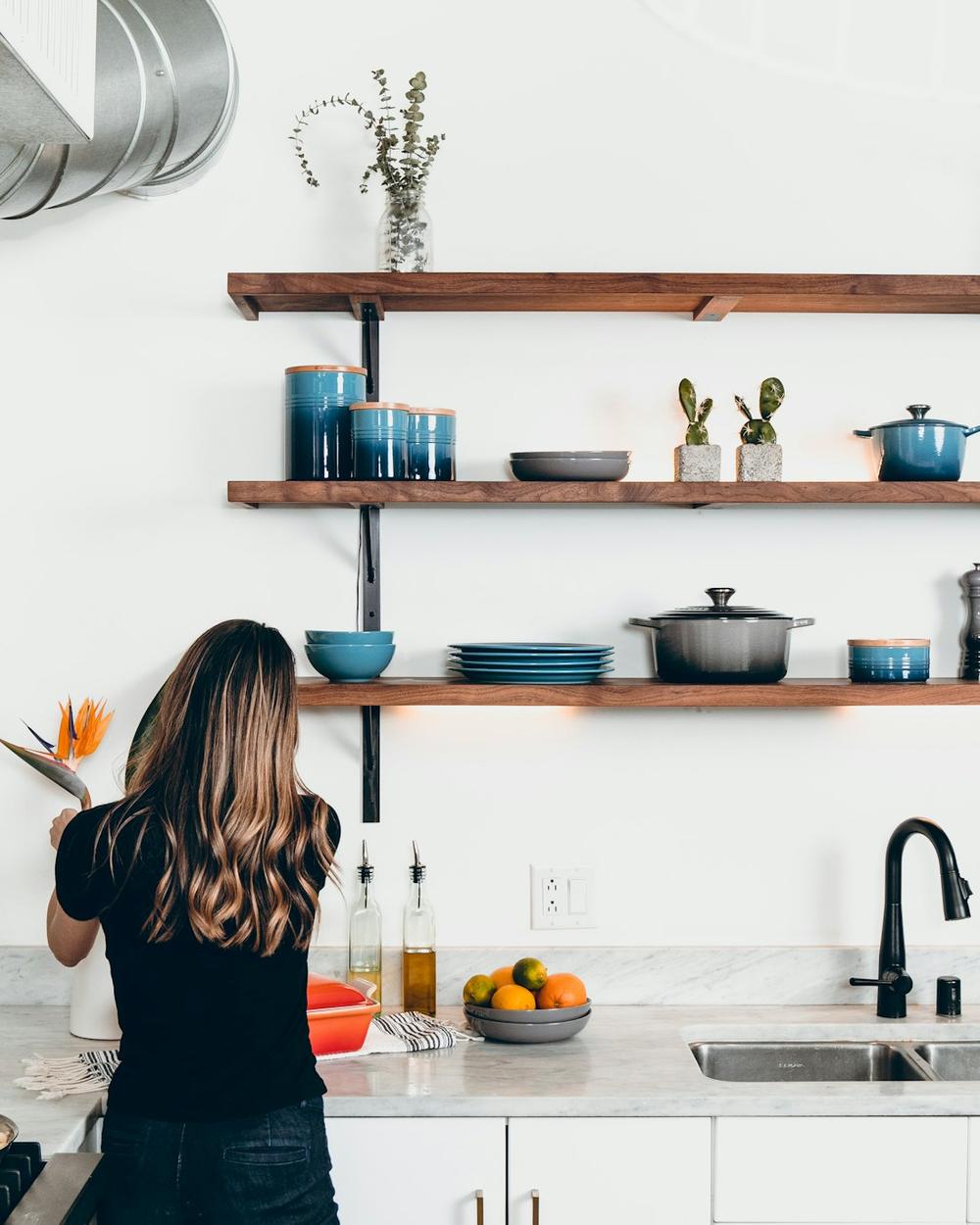 Una donna nella cucina di casa